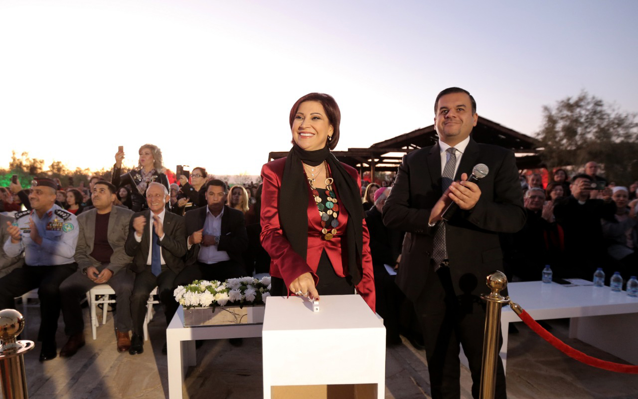 إضاءة شجرة الميلاد بموقع المغطس بمشاركة عدد من السفراء والمسؤولين ورجال الدين والمدعوين.