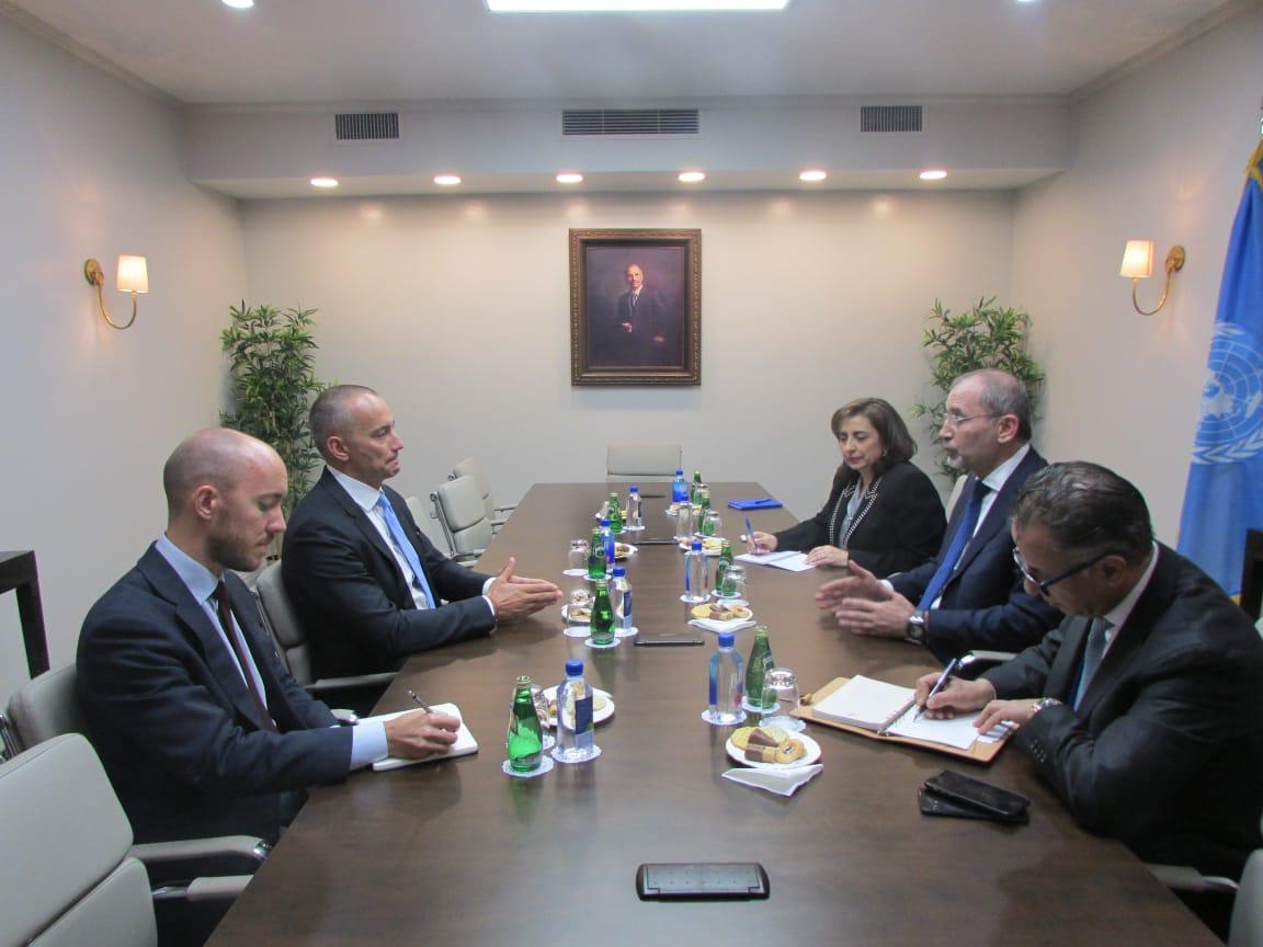 وزير الخارجية وملادينوف يستعرضان التطورات المرتبطة بالقضية الفلسطينية