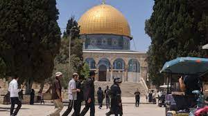 مستوطنون متطرفون يقتحمون باحات الأقصى بحراسة شرطة الاحتلال