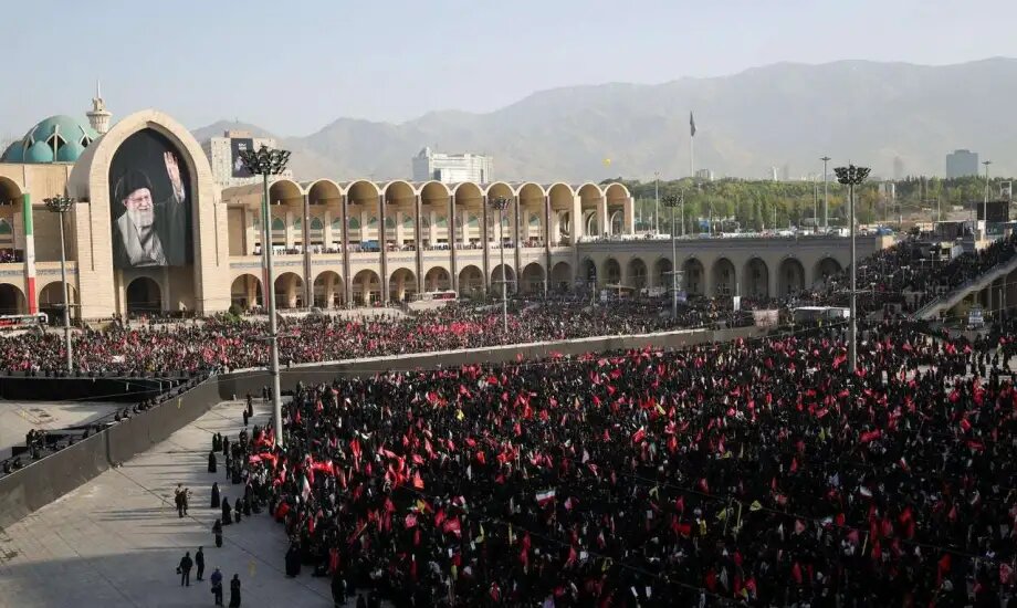 إيران تبدأ رسميا مراسم تشييع خامنئي في طهران