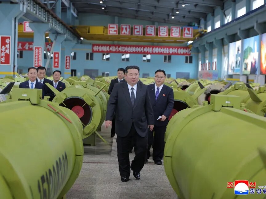 زعيم كوريا الشمالية يشرف على اختبار صواريخ جديدة