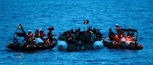 إجراءات فرنسية لمنع قوارب الهجرة المتجهة إلى بريطانيا