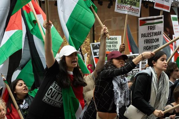 فلسطينيو أمريكا ومحتجين يتظاهرون تنديداً بالمجزرة الإسرائيلية في غزة