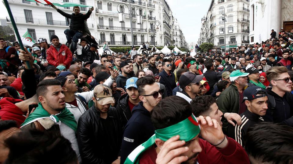 الجزائر.. المادة 102 في قلب تظاهرات الجمعة السادسة