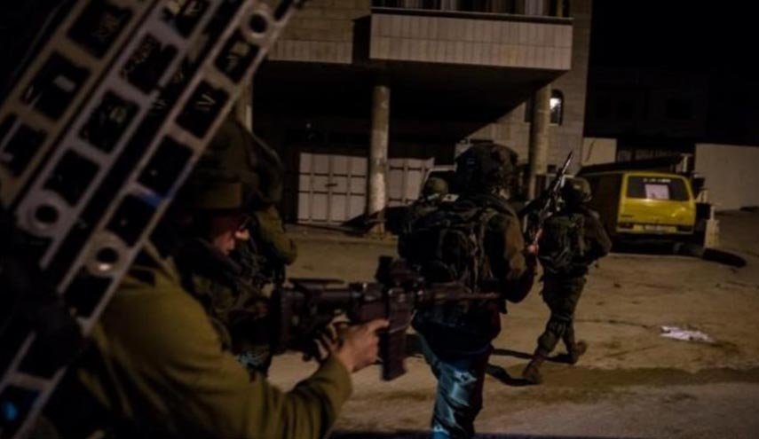 بالأسماء.. جيش الإحتلال الإسرائيلي يشن حملة مداهمات واعتقالات في الضفة الغربية والقدس المحتلة
