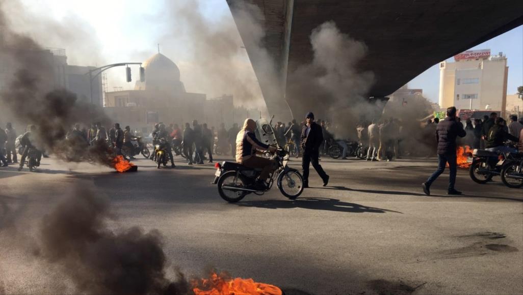 إرنا: قتيلان و4 جرحى في إحتجاجات مدينة بومهن بمحافظة طهران