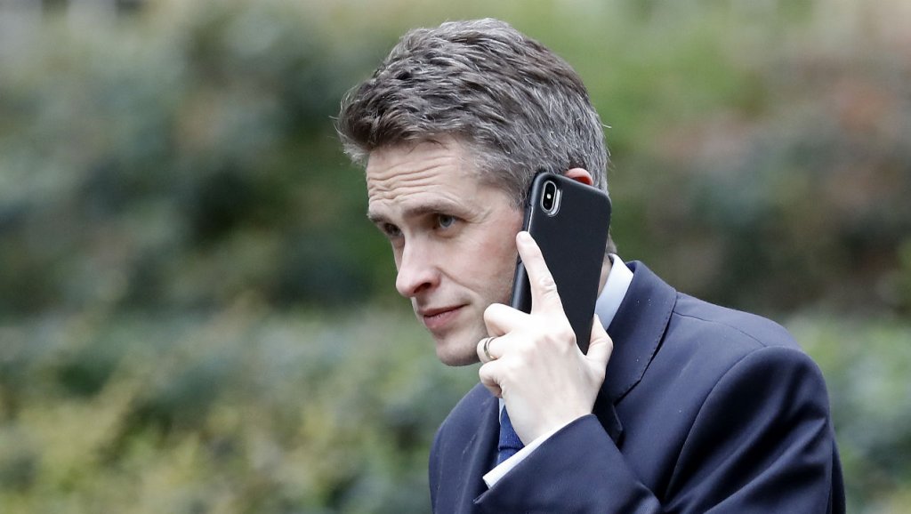 إقالة وزير الدفاع البريطاني لتورطه في فضيحة تسريبات شركة هواوي