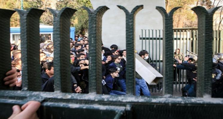 صحيفة سعودية: تظاهرات الإيرانيين نتيجة لطغيان النظام وتصديره الإرهاب للعالم