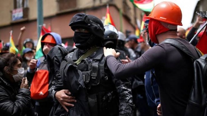 مسلحون يهاجمون منزل الرئيسي البوليفي المستقيل ويحاولون اعتقاله