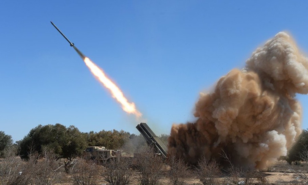 إصابات بهجوم عنيف بالصواريخ في “حماة واللاذقية”.. والجيش السوري يتصدى