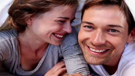 العلاقة الحميمة تظهر الزوجين بأعمار أصغر