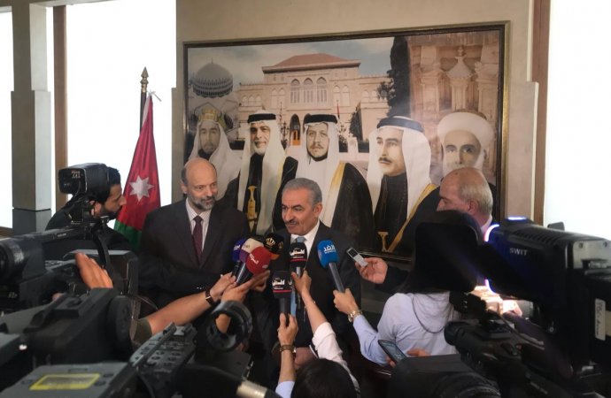 رئيس الوزراء ونظيره الفلسطيني يبحثان تعزيز العلاقة الأردنية الفلسطينية