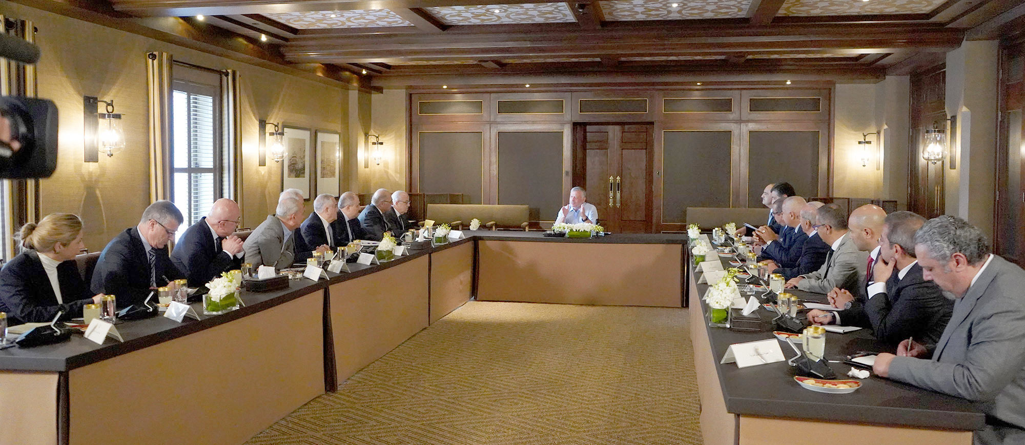 جلالة الملك يحضر جانبا من ورشة شاركت فيها شخصيات اقتصادية وبرلمانية وأكاديمية وإعلامية