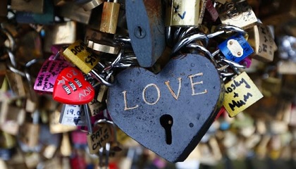 هرمون يعيد الحب بين الزوجين.. دواء المشاكل