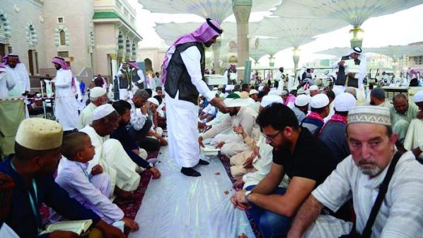 مواطن أردني يقضي 30 عاماً في خدمة الصائمين بالمسجد النبوي