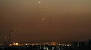 إطلاق صواريخ من قطاع غزة بإتجاه البلدات الإسرائيلية والقبة الحديدية تتصدى لها