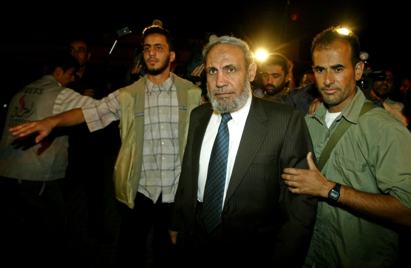 الإعتداء على القيادي بحماس “الزهار” وطرده من بيت عزاء الشهيد “أبو العطا”.