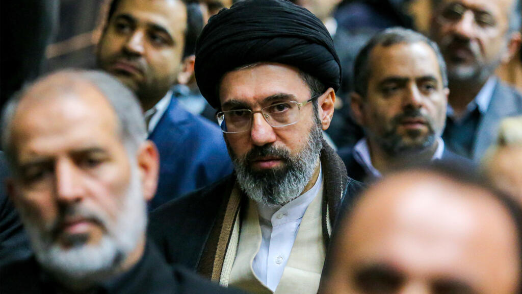“مرشد الظل”.. تفاصيل عن حياة مجتبى خامنئي “المعزول والمصاب”