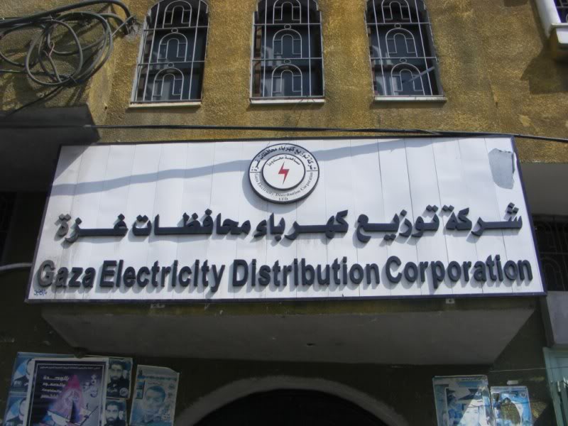رغم عدم توفرها مشروع لضبط سرقات الكهرباء في غزة