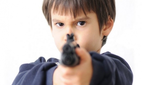 طفل يقتل والده ووالته برصاصة واحدة