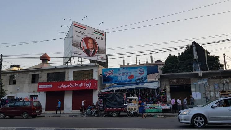 إعادة صور السيسي بعد خلاف.. مواطنون وسياسيون يعترضون على طريقة الإزالة