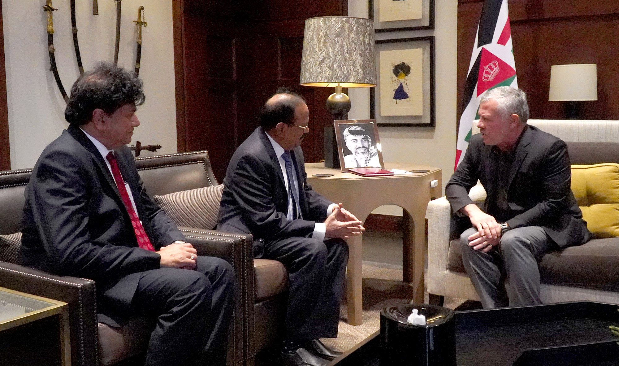 جلالة الملك عبدالله الثاني يلتقي مستشار الأمن القومي الهندي