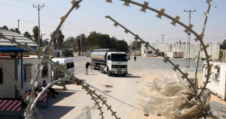 الإحتلال الإسرائيلي يوقف إدخال الوقود من معبر “كرم أبو سالم” إلى قطاع غزة