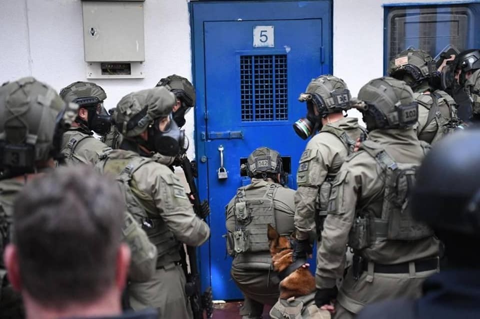 قوات الاحتلال الإسرائيلي تقتحم قسم “7” في سجن النقب الصحراوي