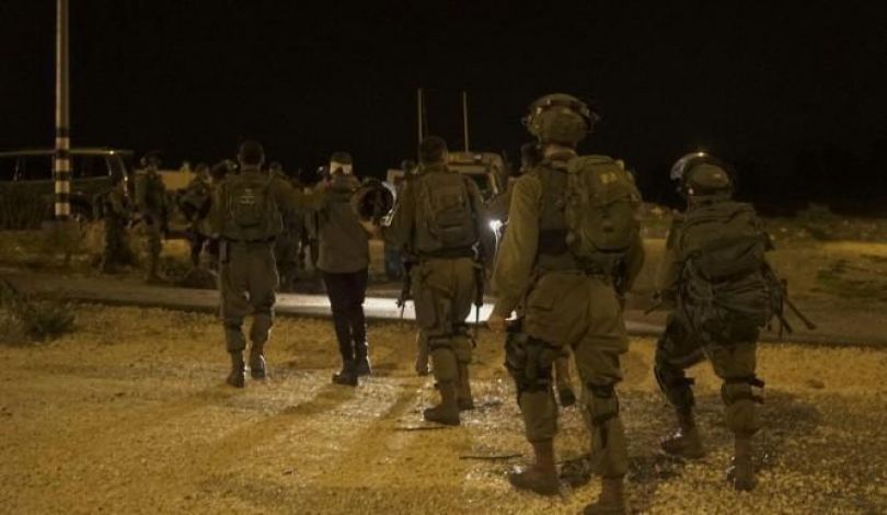 شهيد و (6) معتقلين.. وجيش الاحتلال الإسرائيلي يصادر أموال وأسلحة بالضفة الغربية