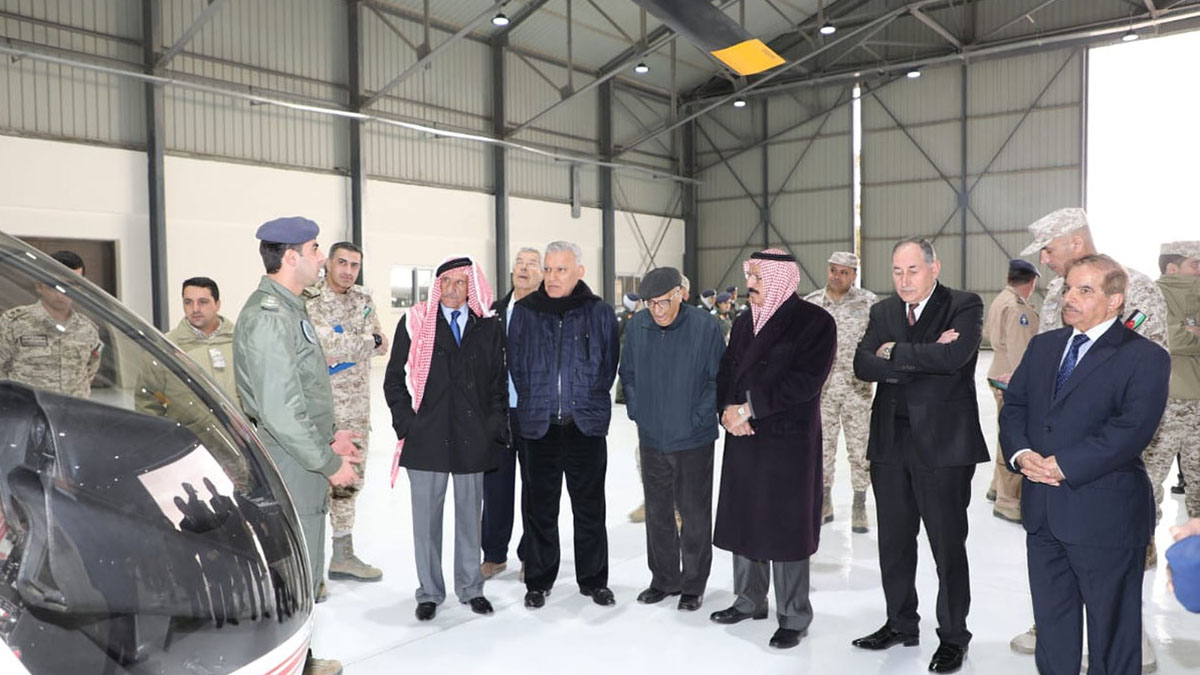 وفد من الاعيان يزور كلية الملك الحسين الجوية