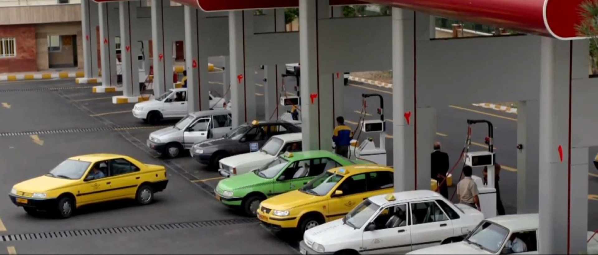 إيران: رفع أسعار البنزين 300% وأنباء عن مظاهرات في بعض محطات الوقود ومسؤول ينفي