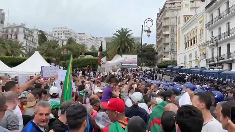مظاهرات الجمعة الـ 14 بالجزائر وسط إجراءات أمنية غير مسبوقة