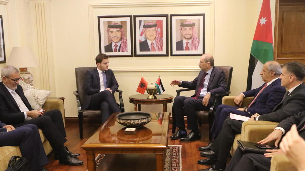 الصفدي يبحث مع وزير الخارجية الألباني التعاون الثنائي