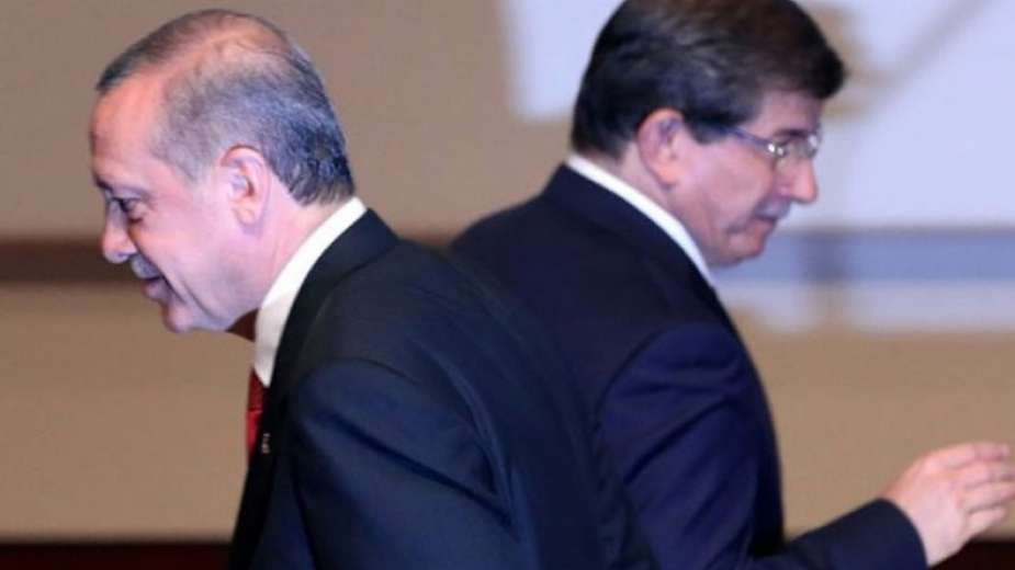 أوغلو يهاجم أردوغان متهما إياه بتخريب الحزب الذي كان يجمعهما