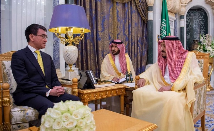 خادم الحرمين يستقبل وزير الخارجية الياباني