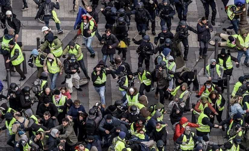 الشرطة الفرنسية تطلق قنابل الغاز على محتجي “السترات الصفراء”لتفريق تجمعاتهم