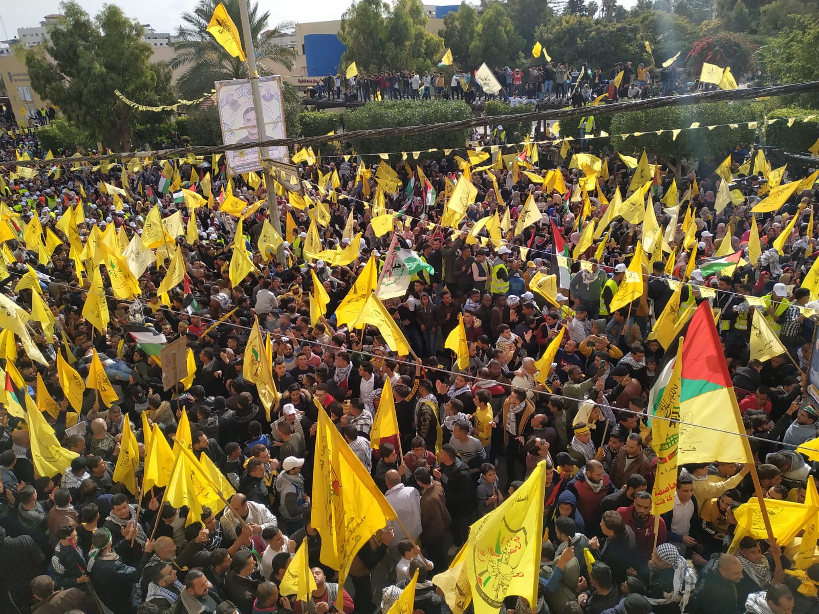 مئات الآلاف من أنصار حركة فتح يحيون ذكرى ألـ 55 لإنطلاقتها في غزة