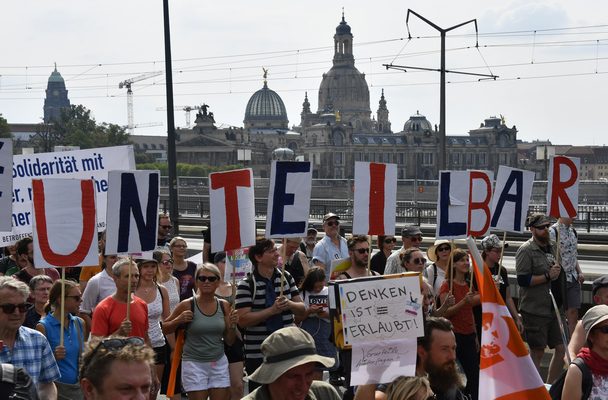 ألمانيا: الآلاف يتظاهرون احتجاجاً على العنصرية في “دريسدن”
