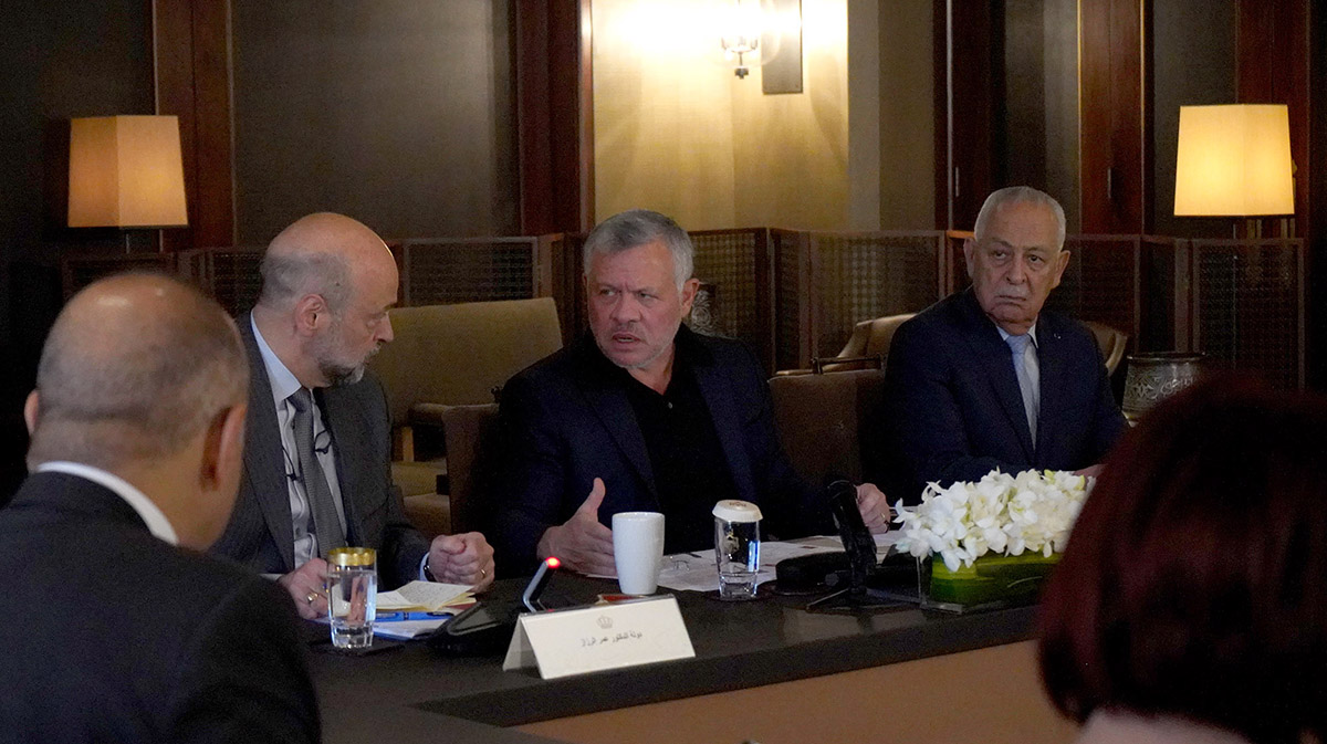 جلالة الملك عبدالله الثاني يحضر جانباً من إجتماع مع ممثلين عن القطاع السياحي