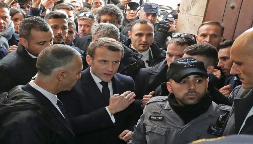 الرئيس الفرنسي يوبخ شرطة الإحتلال الإسرائيلي أثناء زيارته كنيسة في القدس