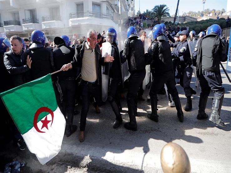 الشرطة الجزائرية تستخدم الغاز المسيل للدموع لتفريق الحشود المطالبة برحيل رموز النظام السابق