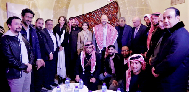 الرزاز يزور السلط ويضيء شجرة عيد الميلاد فيها