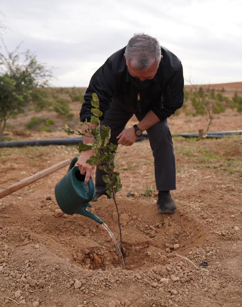جلالة الملك يدعو خلال زيارته لمشروع جذور بالكرك إلى التوسع بالرقعة الخضراء