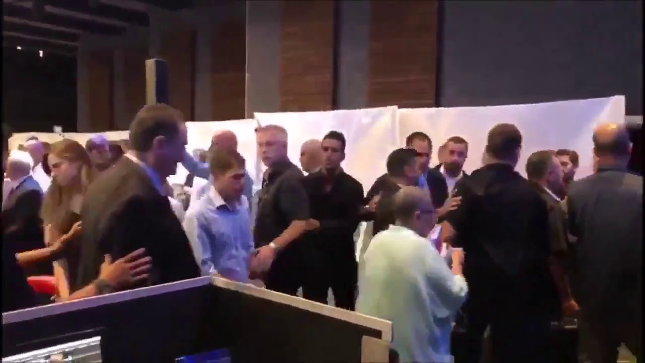 عقب إجلائه من مؤتمر كان يعقده “نتن ياهو” يتوعد مطلقي الصواريخ من غزة بالإغتيال