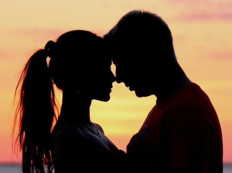 ما السر وراء غلق العينين أثناء القبلة في العلاقة الحميمة ؟