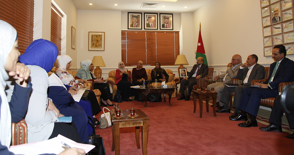 الرزاز يلتقي رئيسة وأعضاء ملتقى البرلمانيات الأردنيات