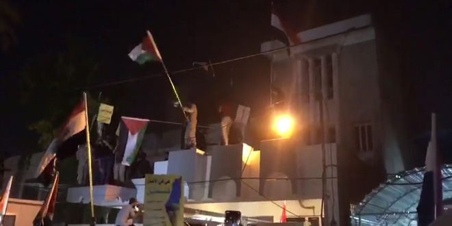 متظاهرون عراقيون يقتحمون السفارة البحرينية في بغداد