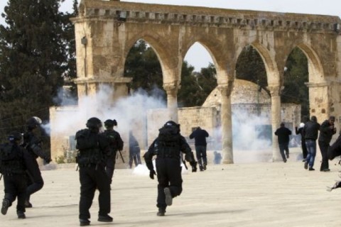اندلاع مواجهات بين المصلين وقوات الاحتلال الإسرائيلي داخل باحات المسجد الأقصى