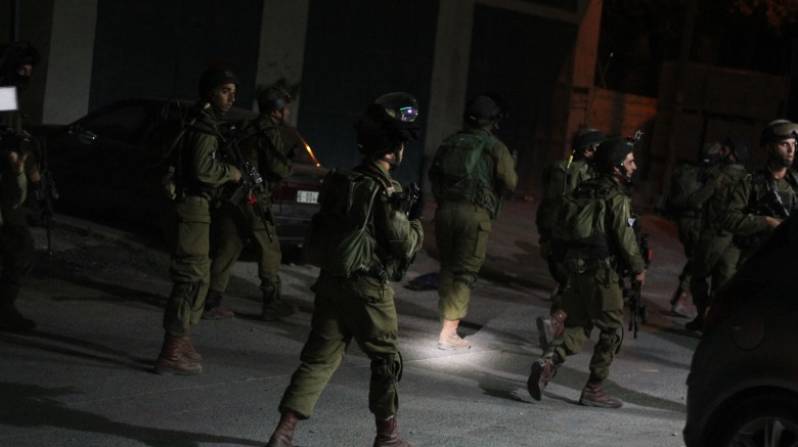 بالأسماء: الاحتلال الإسرائيلي يشن حملة مداهمات واعتقالات بالضفة الغربية