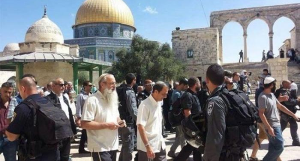 مستوطنون متطرفون يقتحمون باحات المسجد الأقصى
